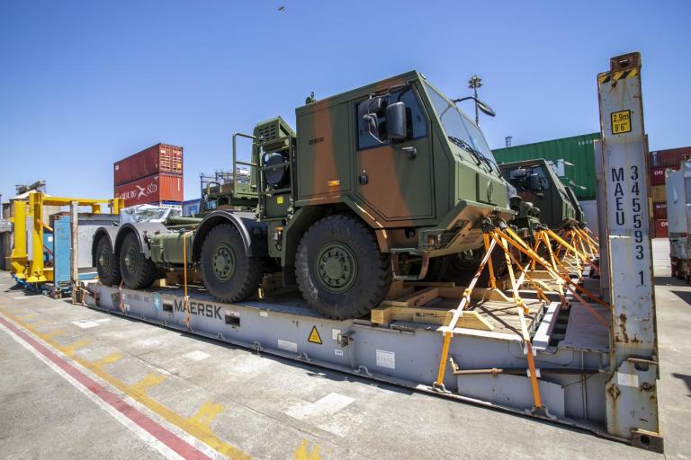 Novos veículos especiais destinados ao Exército chegam ao Porto de Paranaguá