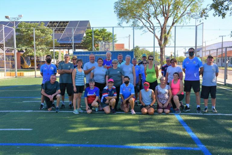 Quatro Pontes realiza oficinas de basquete relógio e handebol por zonas para pessoas acima de 60 anos