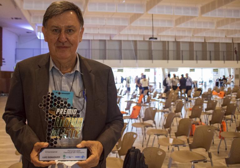 Luiz Donaduzzi recebe prêmio de personalidade destaque em inovação