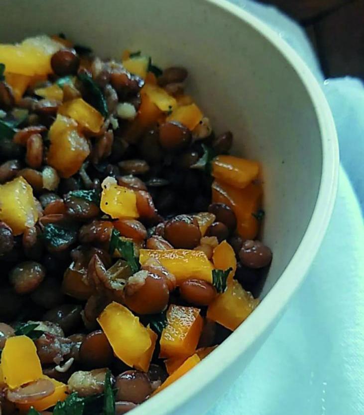 Salada de lentilha com pimentão amarelo