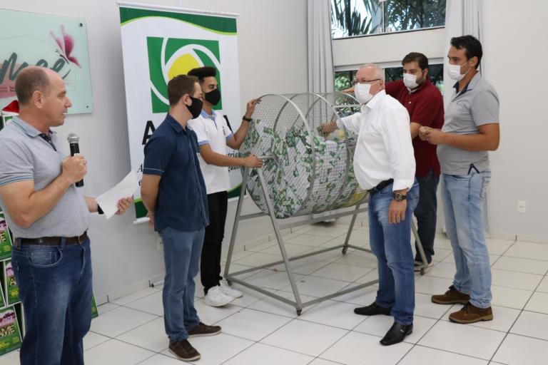 Pato Bragado sorteia R$ 40 mil entre clientes, comerciantes, industriais e prestadores de serviços