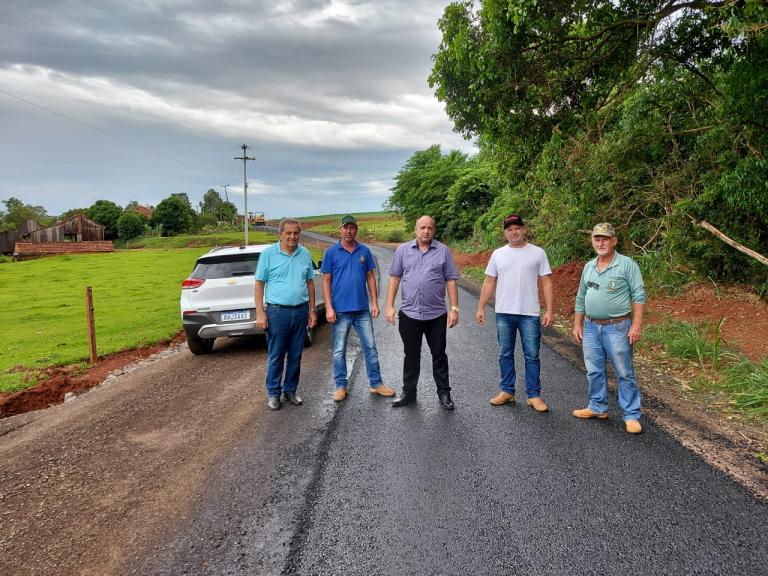 Concluído mais um trecho rural com pavimento asfáltico em Quatro Pontes