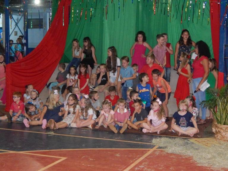 Escola de Vila Cristal realiza Noite Natalina