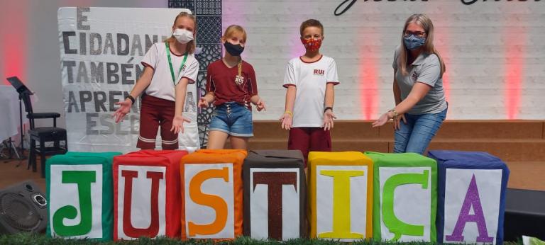 Alunos do Colégio Rui Barbosa participam do projeto “Cidadania e justiça também se aprende na escola”
