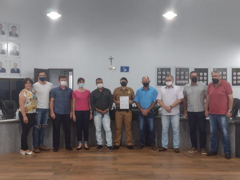 Câmara de Entre Rios do Oeste concede moção de aplausos a policial militar que salvou criança de afogamento