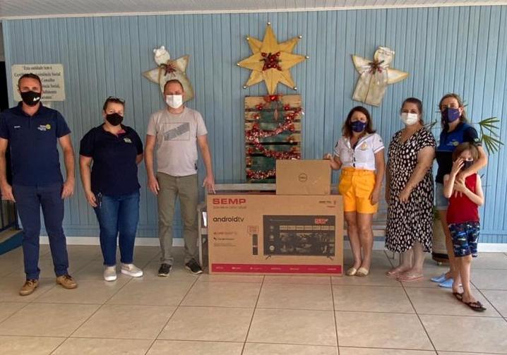 Clubes de Rotary de Marechal Rondon entregam equipamentos à Apae