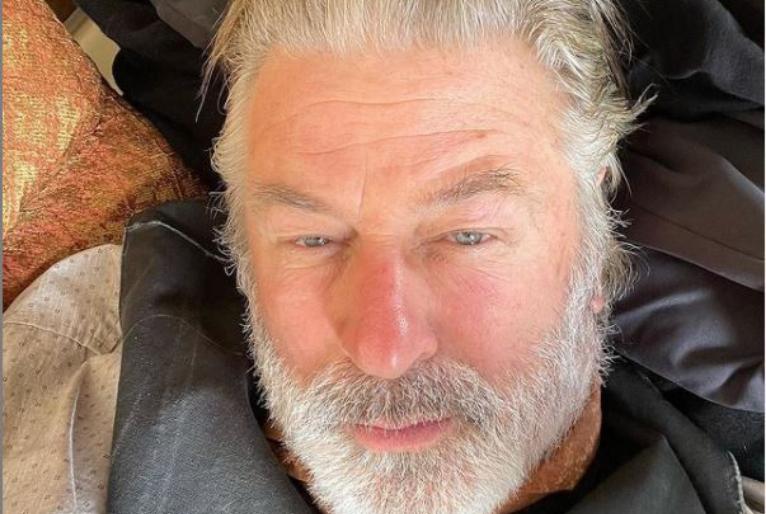 “Não puxei o gatilho”, diz Alec Baldwin em primeira entrevista após acidente que matou diretora