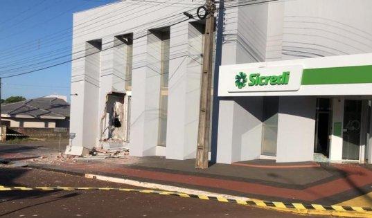 Criminosos fortemente armados explodem agência bancária na região