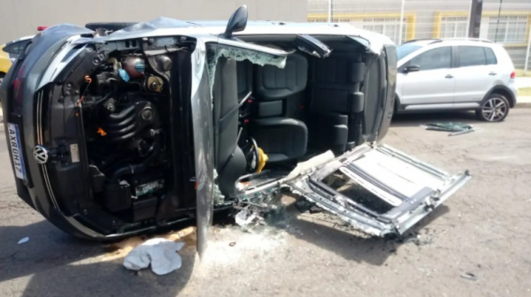 Fim de semana é marcado por capotamentos no Paraná; teve até veículo tombado após bater em carro estacionado