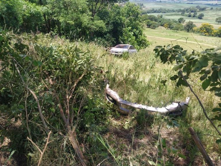 Carro desce ribanceira em acidente entre Mercedes e Três Irmãs