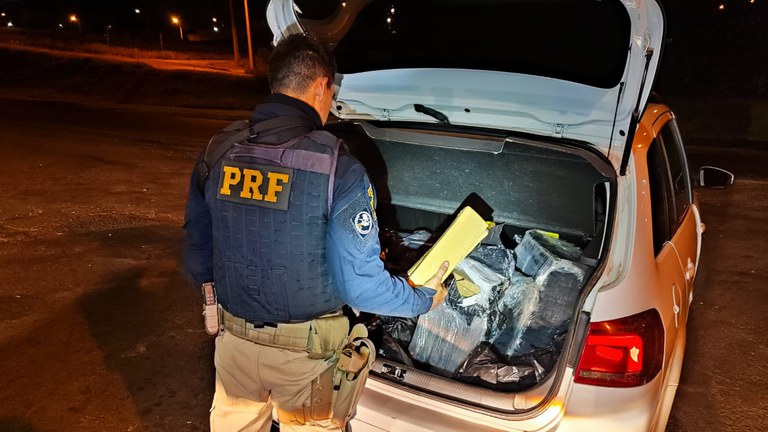 PRF apreende 100 quilos de maconha com adolescente na região