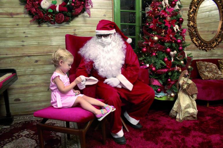 Papai Noel rondonense encanta visitantes da praça da Igreja Católica