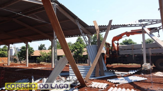 Trabalhadores caem de barracão em construção no interior de Santa Helena e duas ambulâncias são acionadas