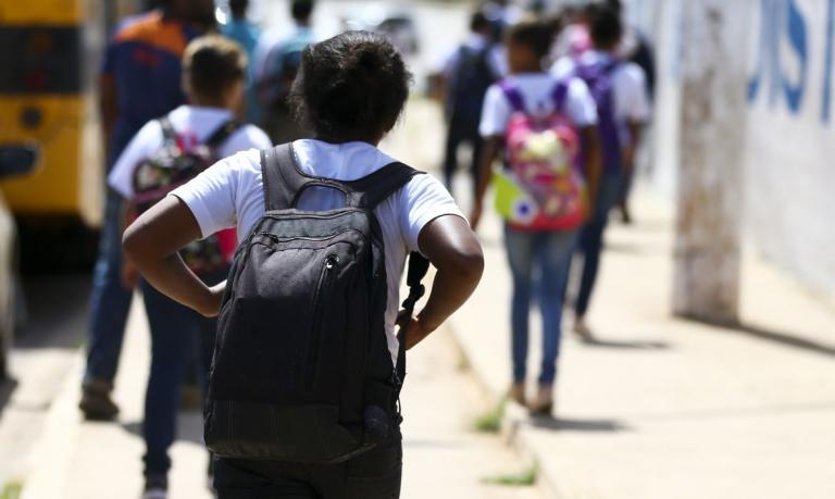 Volta às aulas: como lidar com dificuldade de alunos em acordar cedo
