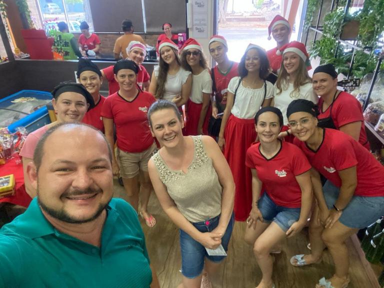 Coro Juvenil de Nova Santa Rosa entrega CDs natalinos