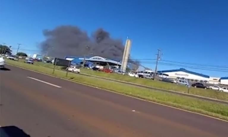 Incêndio de grandes proporções atinge indústria na BR-277 em Cascavel