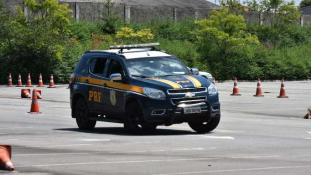 PRFs treinam técnicas para condução de viaturas em acompanhamentos táticos