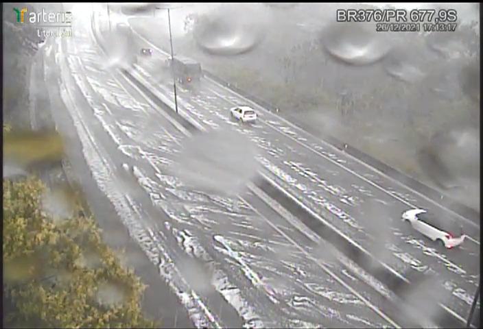 Chuva de granizo muda cenário na BR-376 em Guaratuba