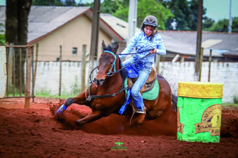 Rondonense Clara Emmel se destaca em provas de 3 tambores