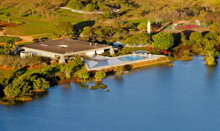 Homem embriagado avança com carro contra bloqueio no Palácio do Jaburu