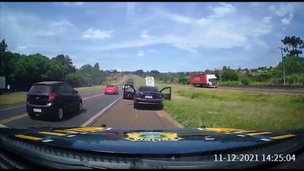 PRF persegue carro em alta velocidade com drogas ilícitas na BR-277