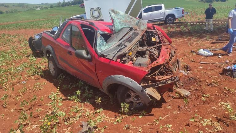 Homem morre após picape bater contra árvore e capotar na PR-180