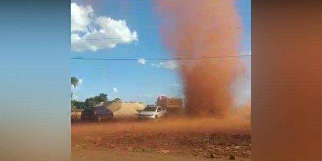 Morador da região flagra redemoinho de poeira em propriedade rural