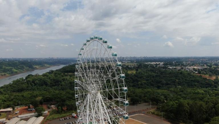 Roda gigante com 88 metros de altura é a nova atração turística de Foz do Iguaçu