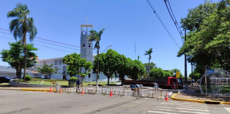 Rua entre a Igreja Matriz Católica e a praça é fechada em virtude da programação natalina