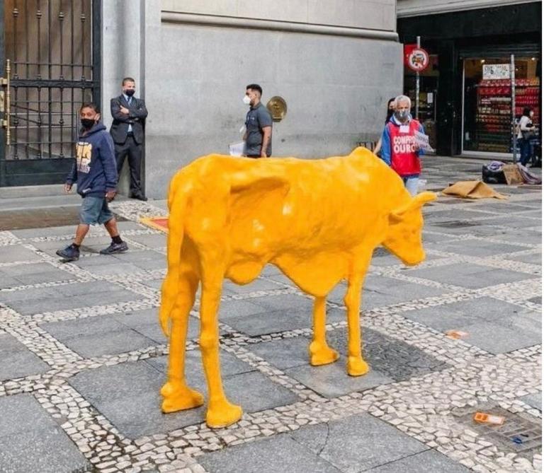 “Vaca magra” é instalada em frente à Bolsa de Valores, no centro de São Paulo