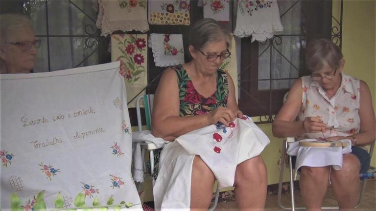 Produção audiovisual resgata arte decorativa alemã em bordados