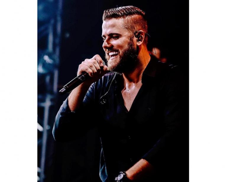 Cantor Zé Neto sente falta de ar ao cantar ocasionada por foco de vidro no pulmão