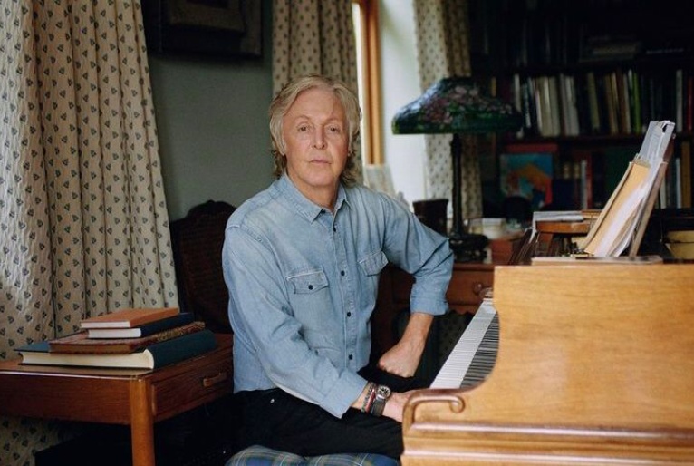 Em novo livro, Paul McCartney revela que conversa com suas guitarras