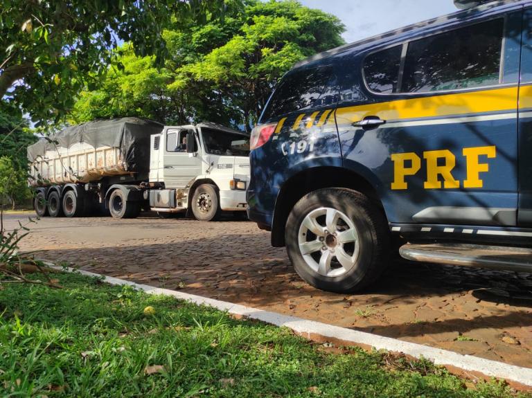 PRF prende fugitivo e caminhão carregado com cigarros paraguaios após perseguição em Guaíra
