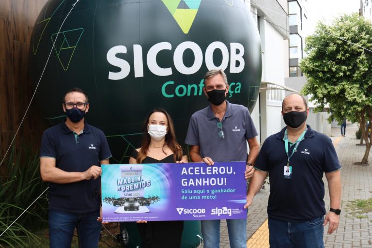 Cooperada do Sicoob Confiança ganha moto em sorteio da campanha “Máquina de prêmios Sipag”