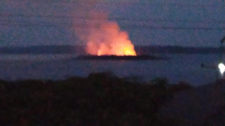 Incêndio é registrado na ilha em frente a praia de Porto Mendes