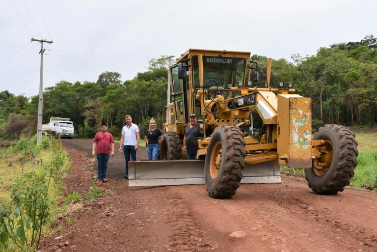 Obras para asfalto iniciam na estrada rural da Linha Três Voltas em Quatro Pontes