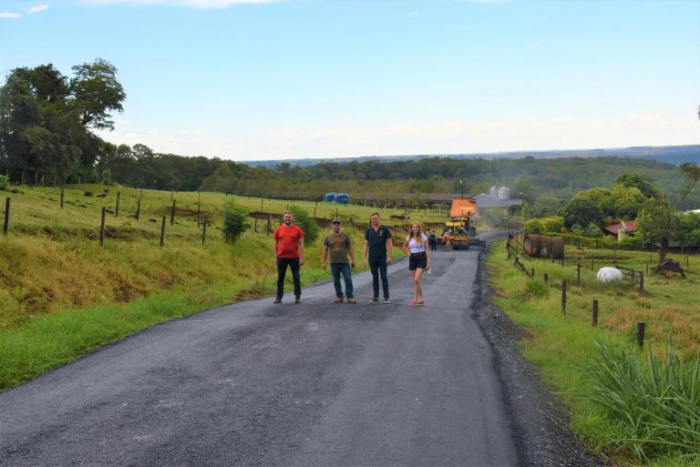 Estrada rural de Quatro Pontes começa receber capa asfáltica