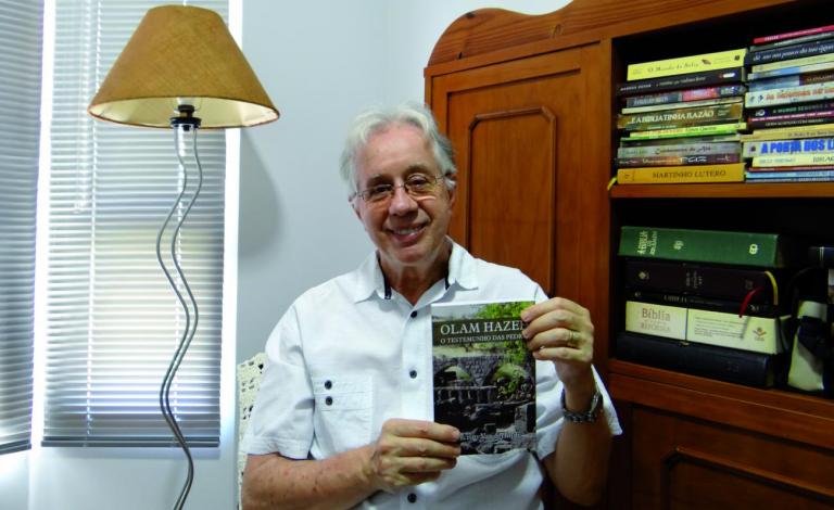 Tarcísio Vanderlinde lança obra inspirada em viagem que fez à Terra Santa