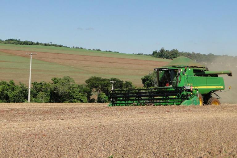 Copel orienta agricultores sobre prevenção de acidentes na colheita e plantio