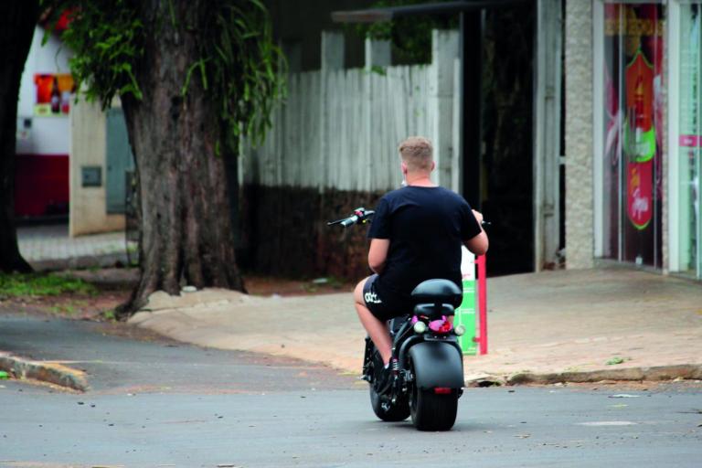 Manual de ciclomotores consolida regras para fiscalização; entenda