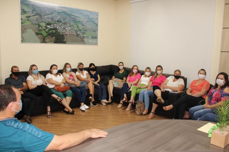 Diretoras e coordenadoras da rede municipal de ensino são empossadas em Mercedes