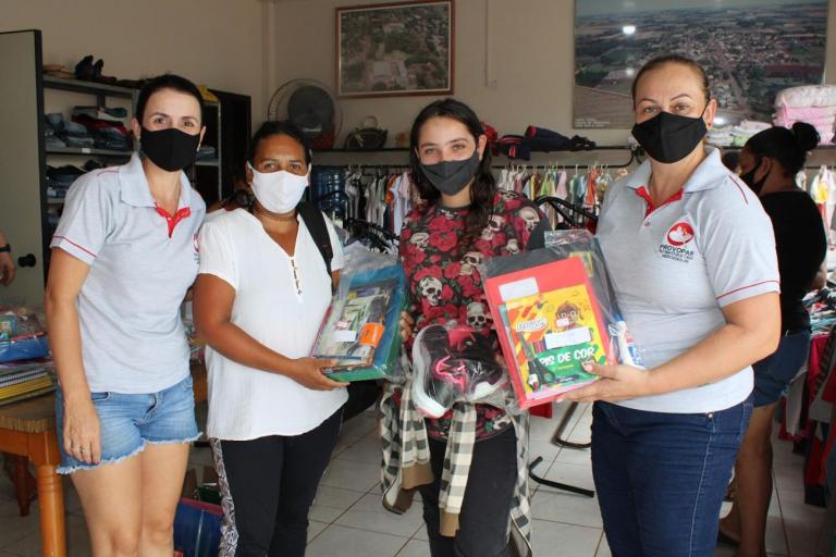 Provopar beneficia 112 crianças com doações de materiais escolares em Mercedes
