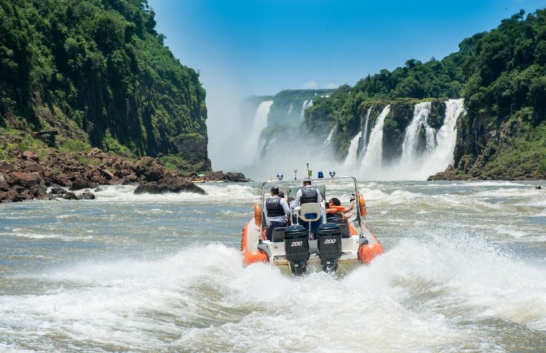 Passeios de barcos continuam sendo realizados nas Cataratas do Iguaçu