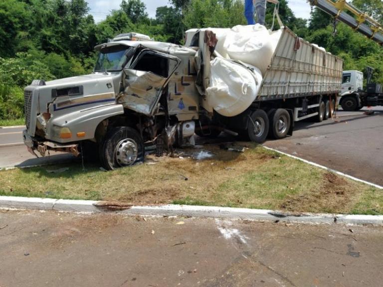 Carretas se envolvem em forte batida na BR-163 em Mercedes