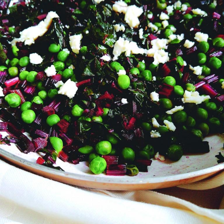 Refogado de talos de beterraba com ervilha