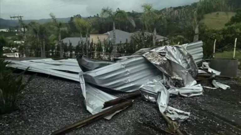 Frente fria se aproxima, traz chuva e pode causar novos vendavais