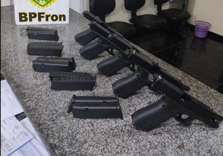Mulher é presa escondendo armas e carregadores na região Oeste; armamento estava colado nas pernas