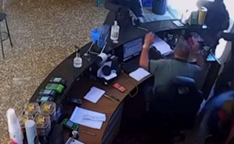 Elementos armados invadem distribuidora de bebidas no centro de Santa Helena; veja o vídeo