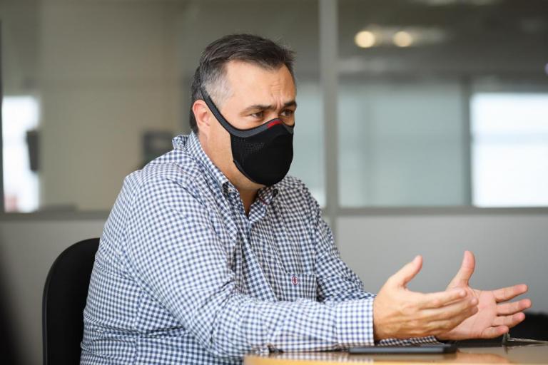 Paraná deve retirar obrigatoriedade do uso de máscaras em ambientes fechados nesta semana, confirma secretário de Saúde